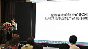A slide showing Chinese is displayed.