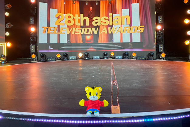 しまじろうとトロフィー。背景に「28th Asian Television awards」